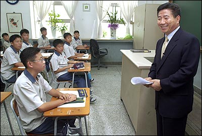 노무현 선생님? 노무현 후보가 18일 배명중학교 1학년 9반에서 일일교사로 50분간 특별수업을 했다. ⓒ 오마이뉴스 권우성 